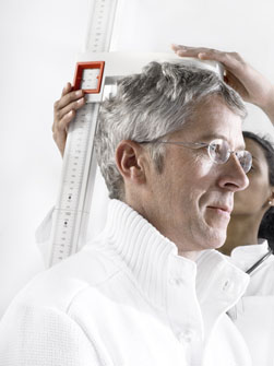 a_seca_217_doctor_measurig_patient_close_RGB_251w.jpg